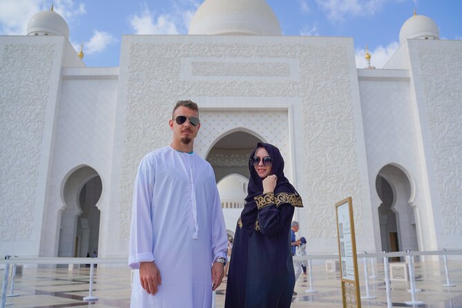 From Dubai: Abu Dhabi Sheikh Zayed Grand Mosque Guided Tour - Arriving at the mosque complex