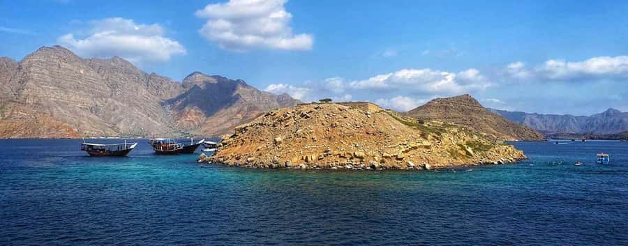 From Dubai to Norway of Arabia|Telegraph Island| Dhow Cruise - Boarding the traditional dhow at Khasab