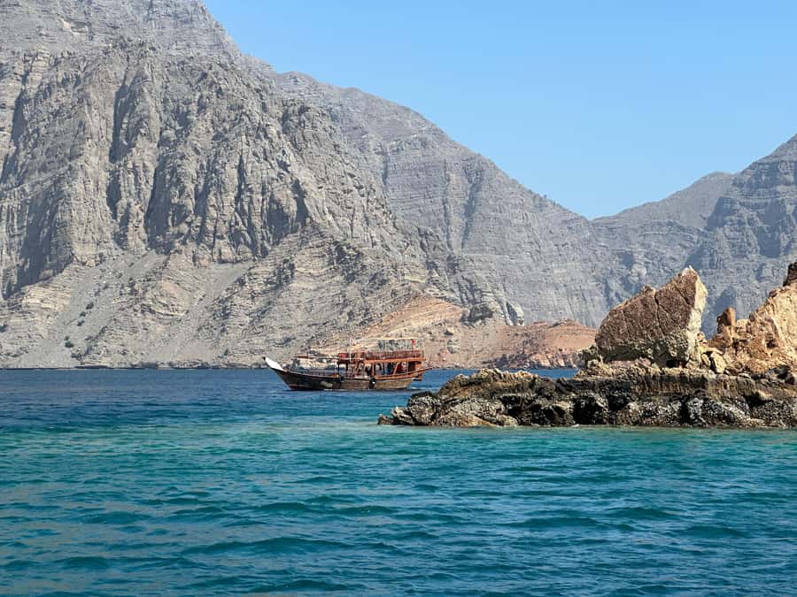 From Ras al Khaimah: Musandam Khasab Day Trip with Transfer - Lunch, drinks, and life aboard the dhow