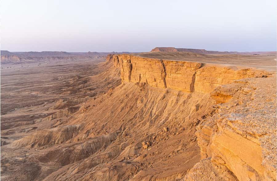 From Riyadh: Tuwaiq Mountains and Najd Plateau Day Trip - Sunset over central Saudi Arabia