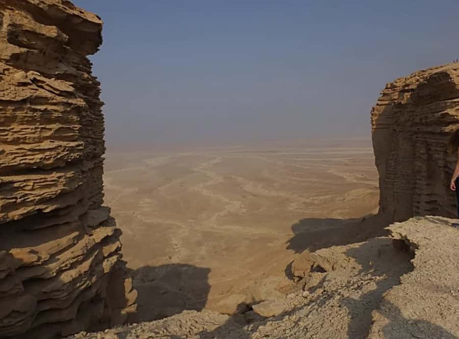 From Riyadh: Tuwaiq Mountains and Najd Plateau Day Trip - Dinner beside a crackling fire