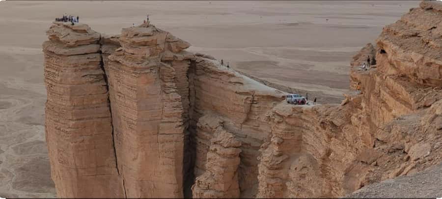 From Riyadh: Tuwaiq Mountains and Najd Plateau Day Trip - The desert hike and Tuwaiq viewpoint
