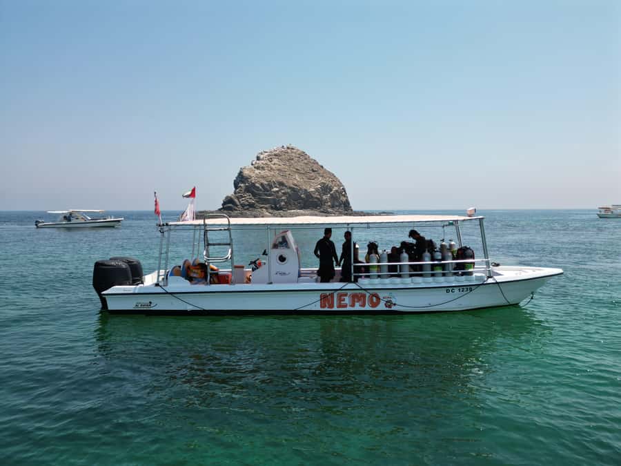 Fujairah: 2 Fun Dive Experience for Certified Divers - Preparing for two tank sessions