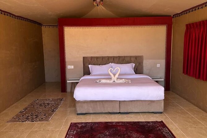 Full-Day Jeep Tour & Sleep in Luxury Tent with private Bathroom - Um Frouth Rock Arch and the choice to climb