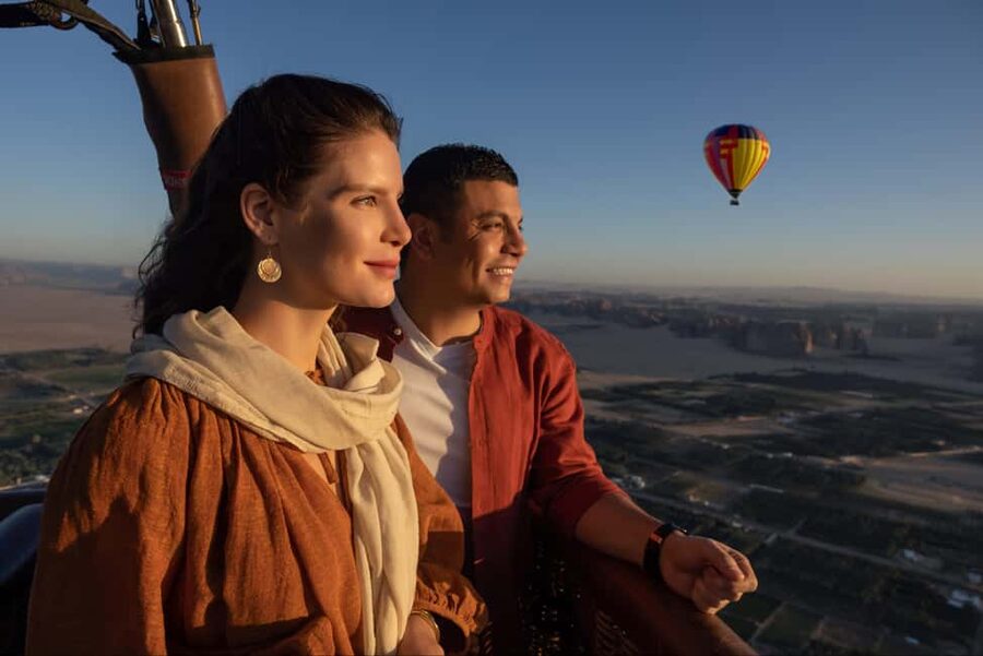 Hegra Al Ula: Sunrise Hot Air Balloon Flight - Why Hegra looks different from a balloon
