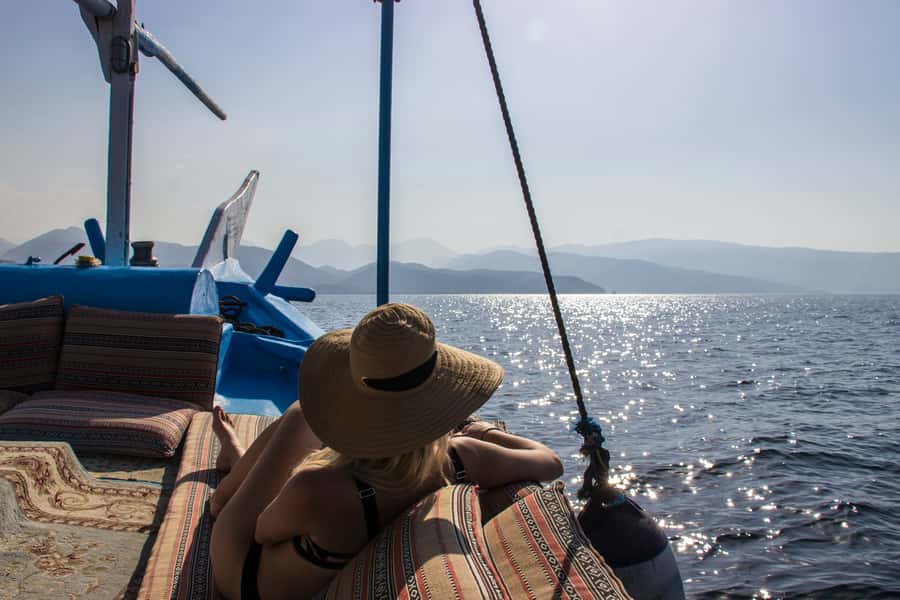 Musandam Khasab Full-Day Cruise with Transfers & Lunch - Lunch with the cliffs in view