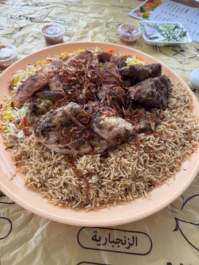 Muscat: 4x4 Adventure Through Jebel Akhdar and Nizwa - Lunch with mountain air and local flavors