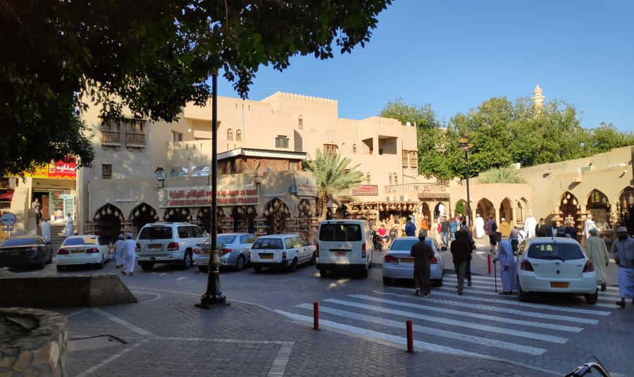 Muscat: Nizwa and Jabal Shams- Full Day Tour - Lunch in Nizwa and a taste of local food