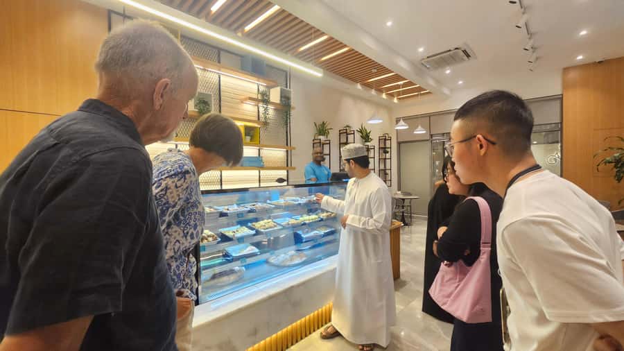 Muscat: Omani Food Tour with Shuwa & Halwa - Why this food tour works well on a first evening in Muscat
