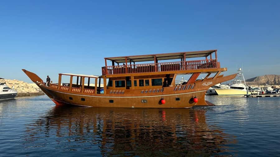 Muscat: Omani Traditional Dhow Sunset Cruise - A sunset cruise with a practical Muscat route