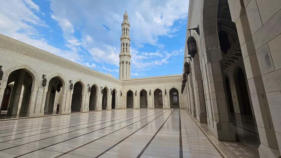 Muscat: Private City Guided Tour - A local pause for bread and karak tea