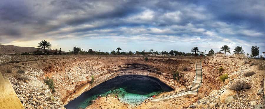 Muscat: Wadi Shab and Bimmah Sinkhole Full-Day Tour - Reaching the cave waterfall