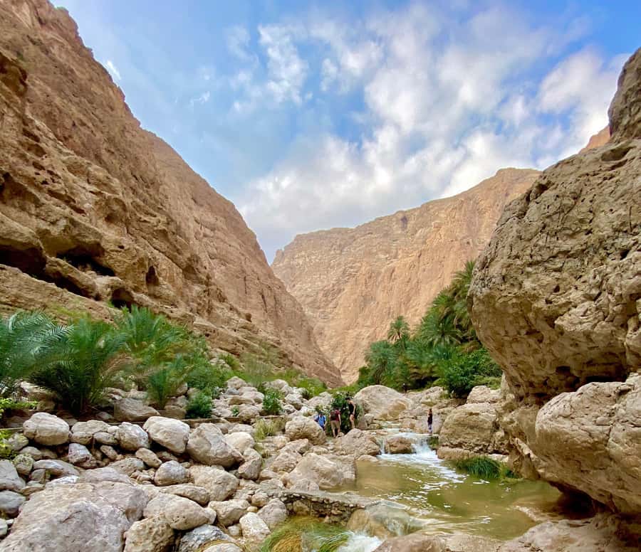 Muscat: Wadi Shab and Bimmah Sinkhole Full-Day Tour - The boat crossing and the rocky approach