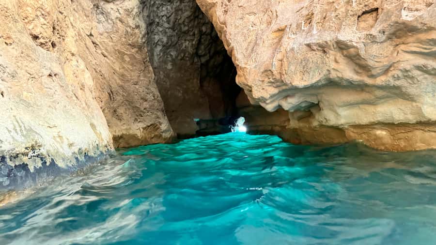 Oman’s Hidden Gems: Wadi Shab & Bimmah Sinkhole - Guide quality and group atmosphere