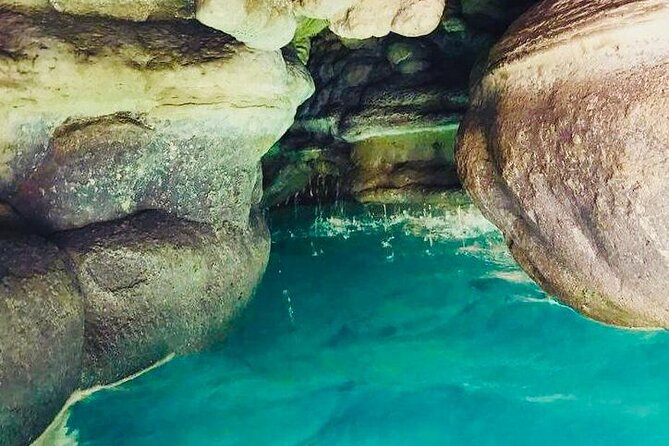 Private Full-Day Wadi Shab and Bimmah Sinkhole Tour - Swimming through the keyhole takes planning