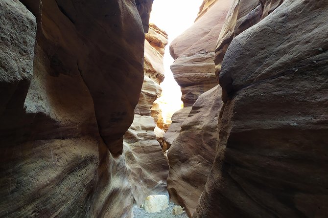 Red canyon jeep tour in Eilat - Entering the Red Canyon on foot
