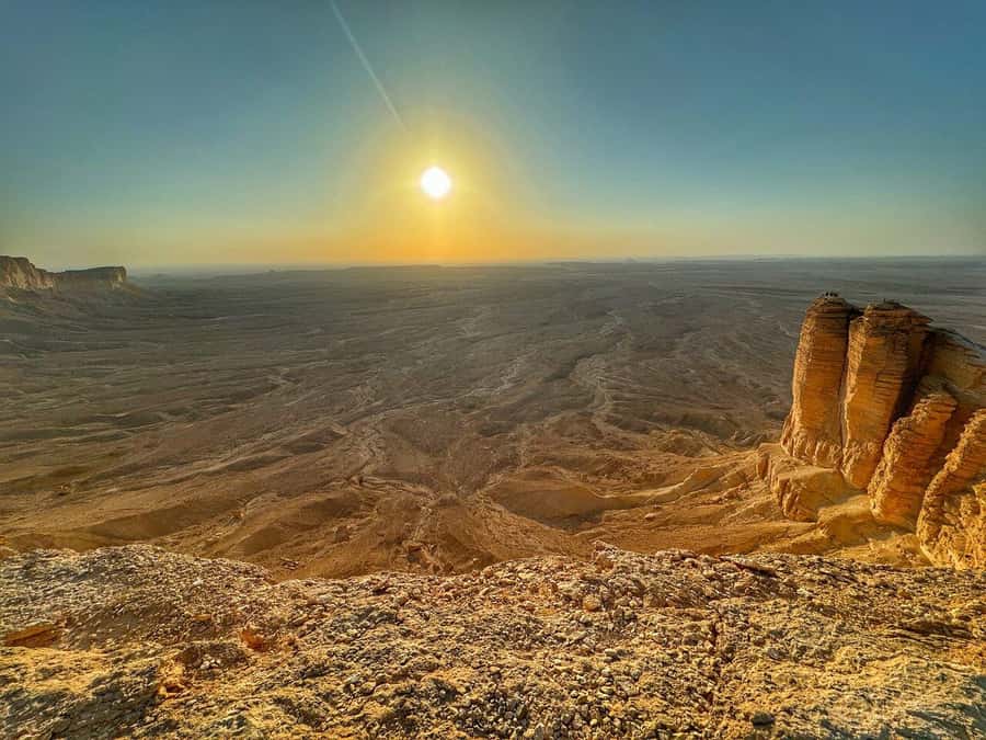 Riyadh: Edge Of The World and Bats Cave Tour by 4x4 - Guide quality and group arrangements