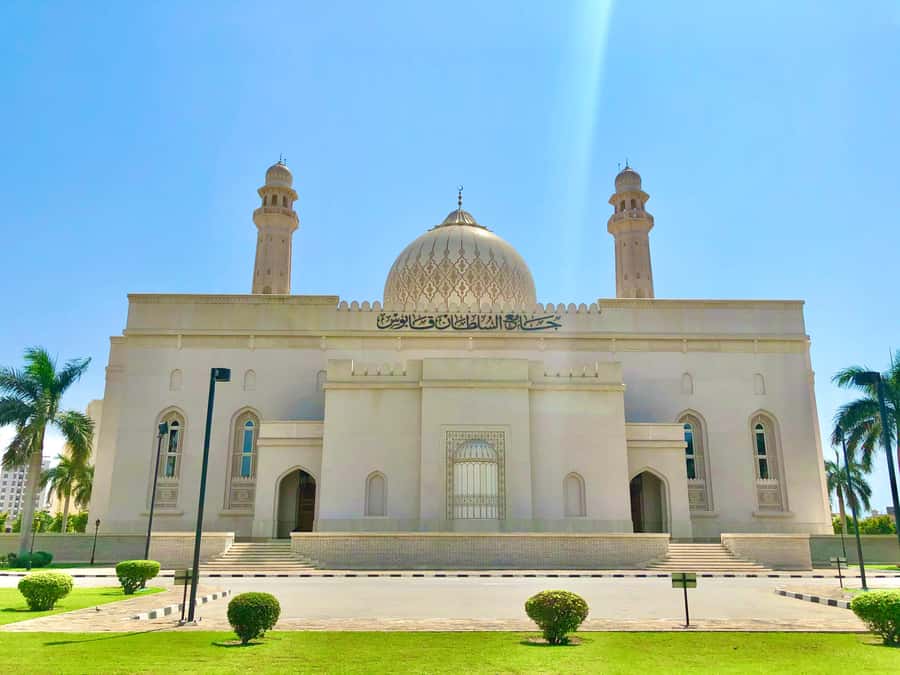 Salalah City Tour: Discover the Best of Oman’s Coastal Gem - Sultan Qaboos Mosque and the rules that matter