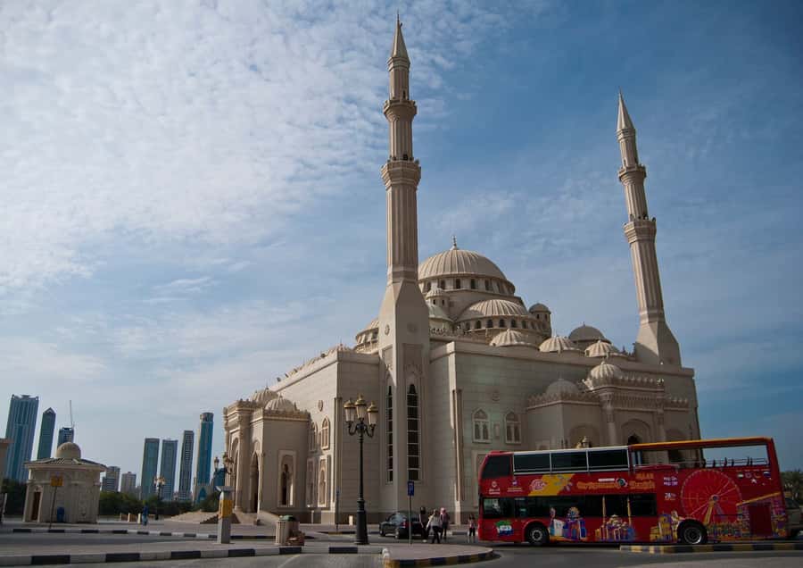 Sharjah: City Sightseeing Hop-On Hop-Off Bus Tour - Palm Tree Oasis and Al Noor Island slow the pace