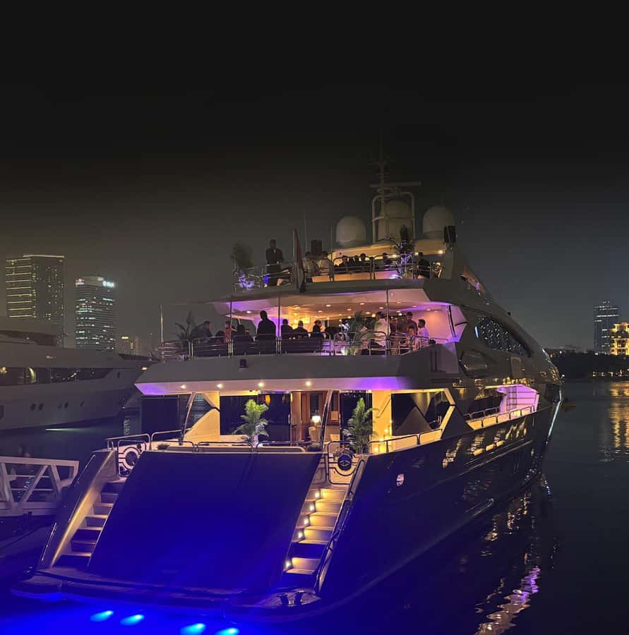 Sunseeker Superyacht: VIP Dinner, Premium Drinks& Live Music - What the $273 price really covers