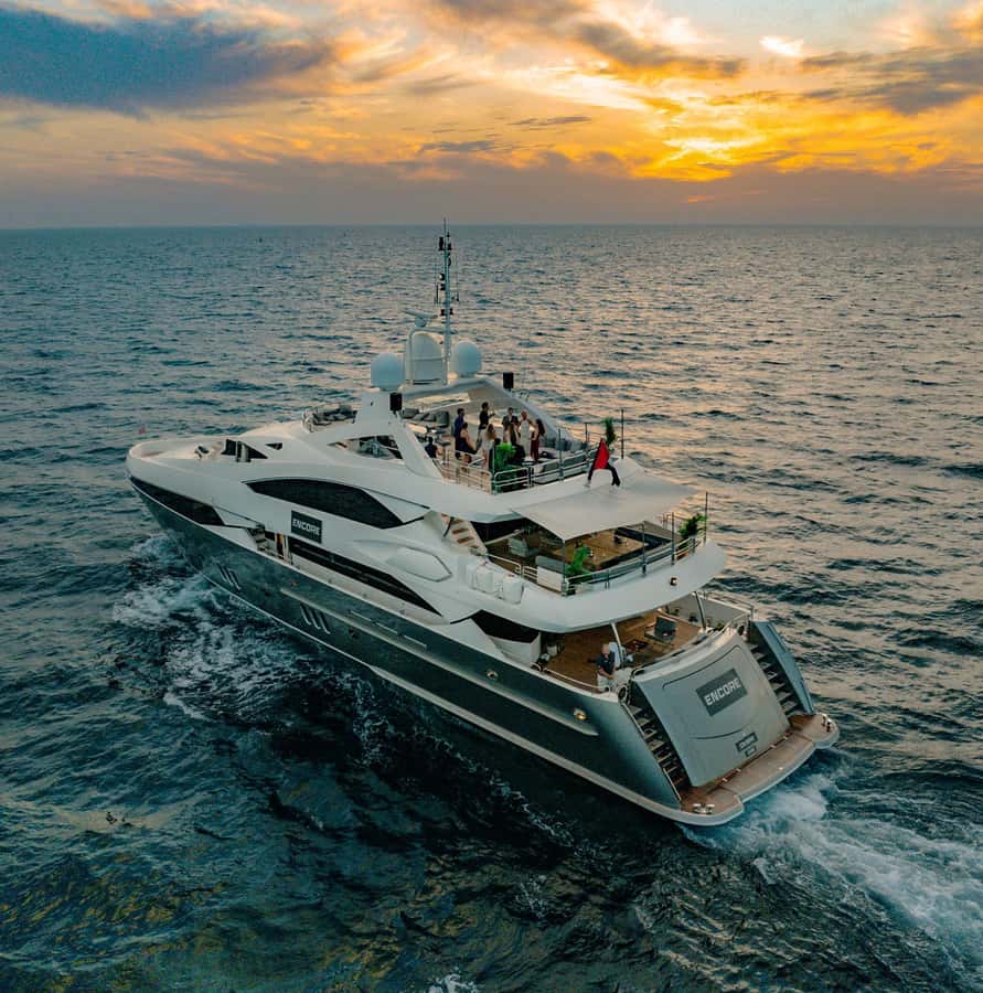 Sunseeker Superyacht: VIP Dinner, Premium Drinks& Live Music - Who should book this yacht dinner?