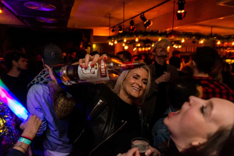 Tel Aviv: Pub Crawl with 4 Stops and Free Shots - What the four-hour Tel Aviv pub crawl feels like